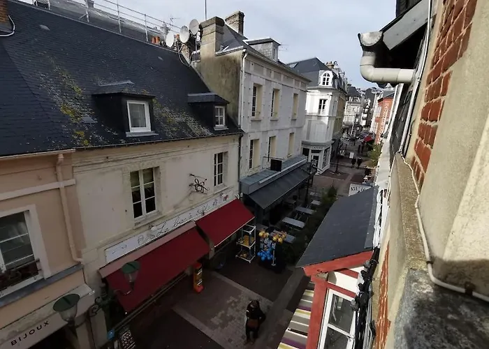 2 Pieces Au Coeur De Trouville / Rue Des Bains